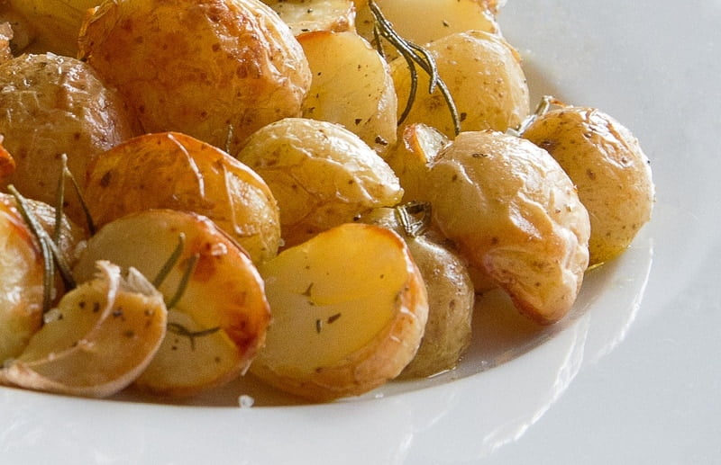 Krieltjes uit de oven met rozemarijn, knoflook en olijfolie