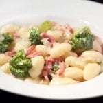 Gnocchi met spekjes en broccoli